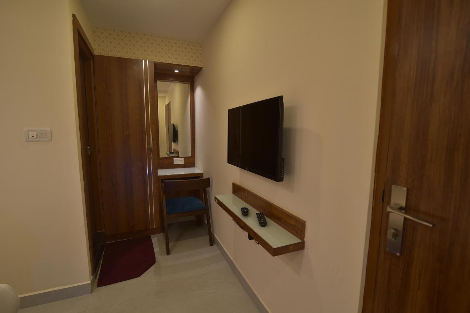 Address 24 Inn Bangalore Buitenkant foto